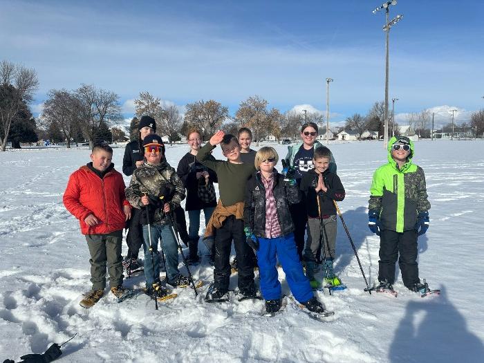 kids snowshoeing 